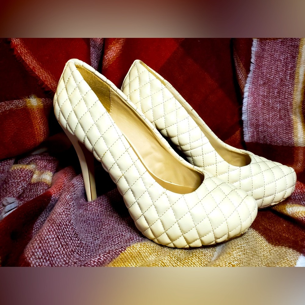 Vintage Cream Color Quilted Vegan Leather Pumps. 4.5" Heel. Size 8